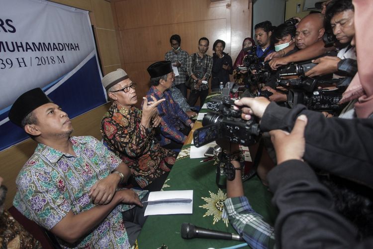 Ketua Umum PP Muhammadiyah Haedhar Nashir (kedua kiri) memberikan pemaparan saat jumpa pers jelang Ramadan di Kantor PP Muhammadiyah, Yogyakarta, Senin (14/5). Berdasarkan hasil Hisab yang dilakukan Majelis Tarjih dan Tadjid, PP Muhammadiyah  telah menetapkan bahwa 1 Ramadan 1439 Hijriyah jatuh pada hari Kamis 17 Mei 2018. ANTARA FOTO/Andreas Fitri Atmoko/foc/18. 