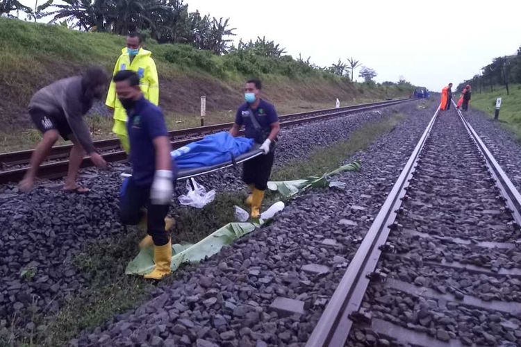 Nekat menyeberang perlintasan kereta api warga di kabupaten Ngawi tewas tertemper KA Argowilis jurusan Bandung – Surabaya. Korban tidak menghiraukan bunyi bel lokomotif dantetap menyebrang rel kereta api hingga tertemper.
