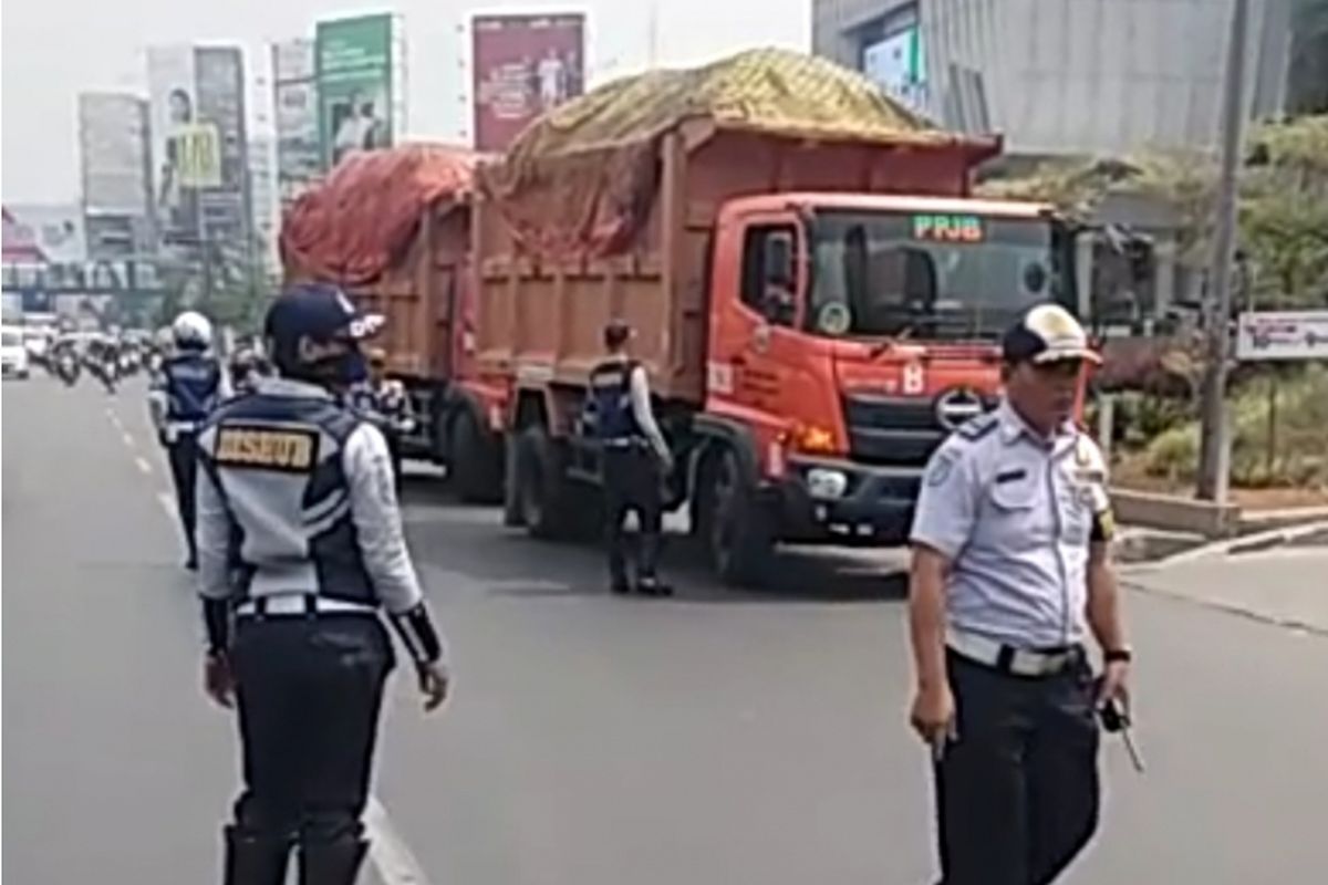 Sejumlah truk sampah milik Pemprov DKI Jakarta dihentikan para petugas Dishub Kota Bekasi saat hendak menuju TPST Bantargebang, Rabu (17/10/2018).