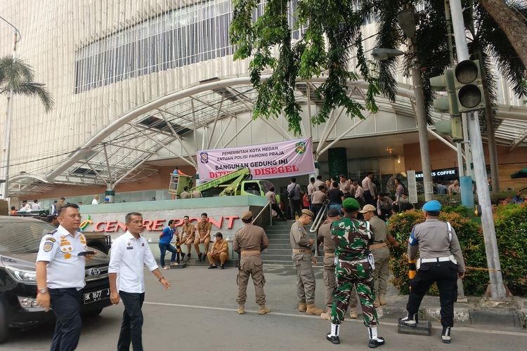 Penampakan Mall Center Point yang disegel Pemko Medan karena menunggak pajak Rp250 Miliar, Rabu (15/5/2024)