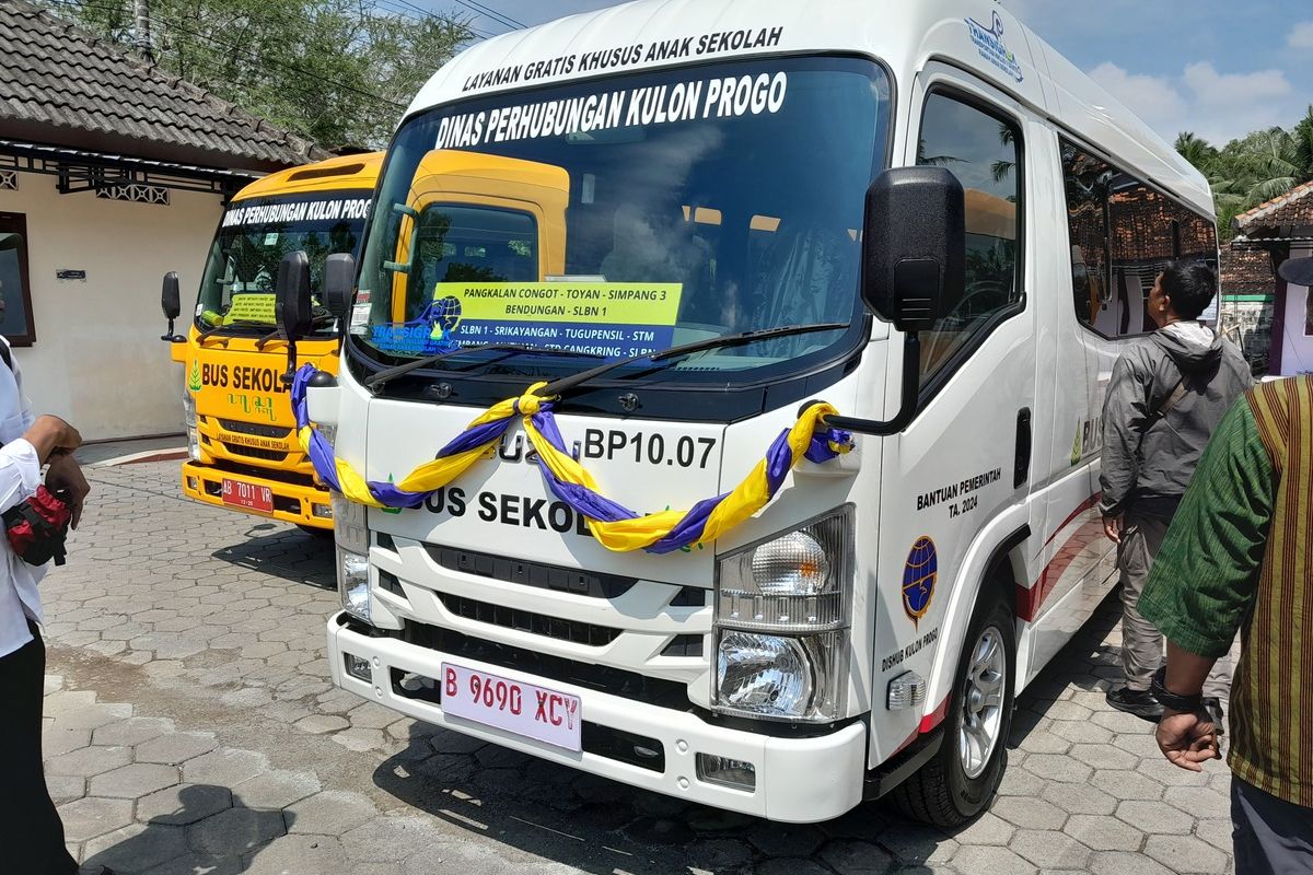 Bus sekolah Transigrak antar jemput pelajar SLB Negeri 1 Kulon Progo, Daerah Istimewa Yogyakarta.