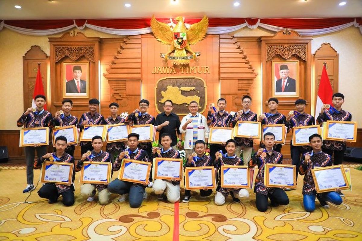 Pj Gubernur Adhy memberikan piagam penghargaan dan bonus uang untuk peraih medali emas, perak, dan perunggu. 