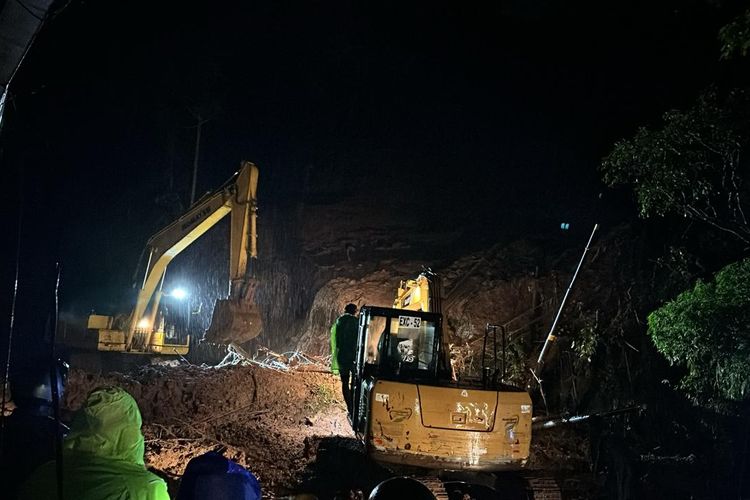Proses pencarian dan evakuasi seorang pemotor yang tertimbun tanah longsor di Jalan Raya Shortcut di Desa Gitgit, Kecamatan Sukasada, Kabupaten Buleleng, Provinsi Bali, Sabtu (9/3/2024) malam.