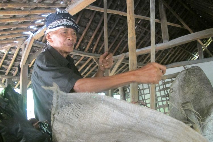 Empu Ngadeni menunjukkan lokasi pembuatan keris di rumahnya.