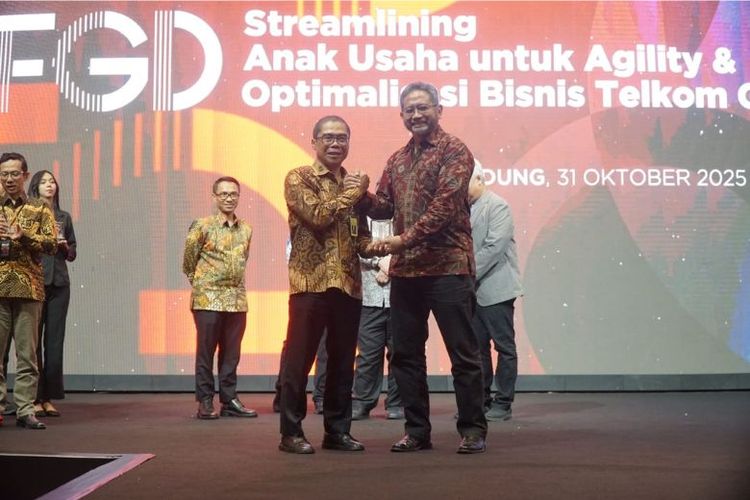 Jaksa Agung Muda Pembinaan, Dr. Hendro Dewanto, S.H., M.Hum (kiri) dan Direktur Strategic Business Development & Portfolio Telkom Seno Soemadji (kanan) pada acara ?Forum Group Discussion: Streamlining Anak Usaha untuk Agility & Optimalisasi Bisnis Telkom?, pada Jumat (31/10) di Bandung. 
