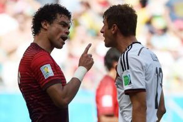 Bek Portugal Pepe (kiri) beradu mulut dengan penyerang Jerman Thomas Mueller setelah tackle yang dilakukan Pepe berbuah kartu merah dalam laga Grup G Piala Dunia, di Fonte Nova Arena di Salvador, Senin (16/6/2014). 