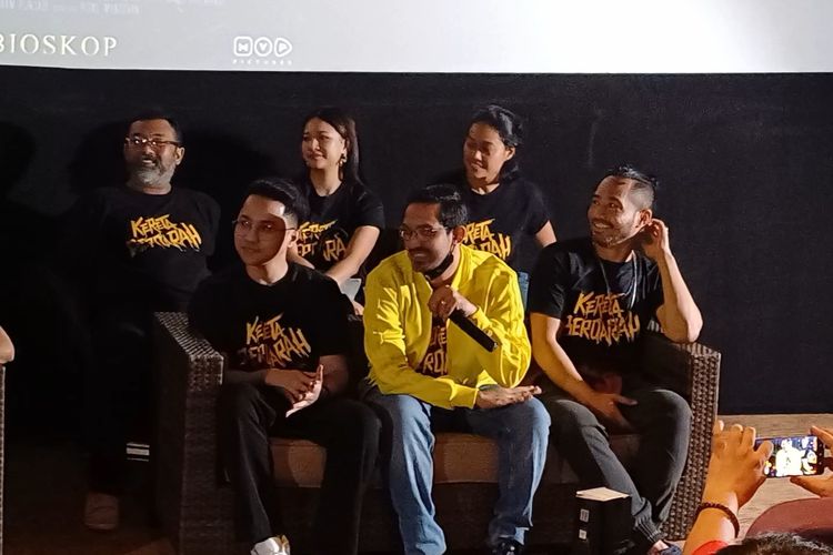 Produser film horor Kereta Berdarah, Amrit Punjabi mewakili MVP Pictures (jaket kuning) saat menceritakan proses syuting, dalam konferensi pers perilisan trailer dan poster filmnya, di Kota Kasablanka, Jakarta Selatan, Selasa (12/12/2023).