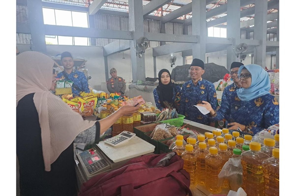 ASN Kabupaten Blitar saat belanja ke pasar.