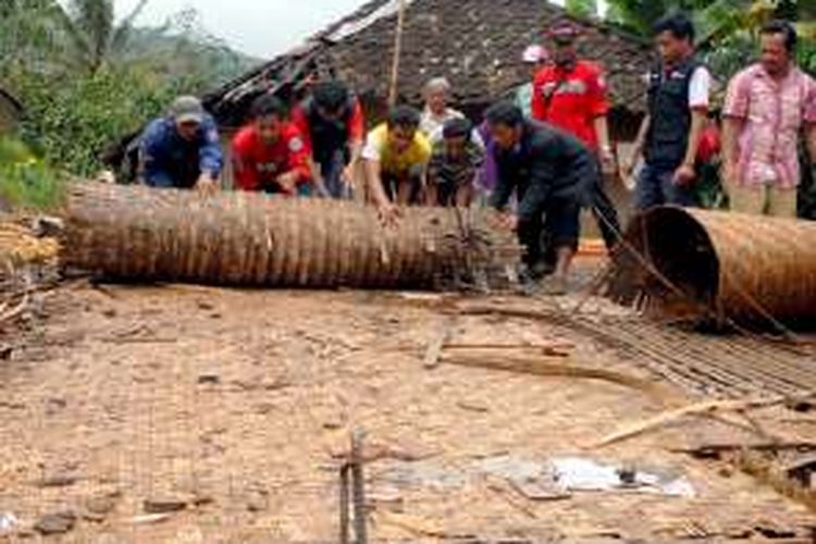 Sejumlah warga bersama sukarelawan PMI bergotong royong membersihkan material rumah ambruk di Gegerbitung, Sukabumi, Jawa Barat, Sabtu (3/12/2016). Rumah ambruk tertimpa pohon tumbang saat hujan deras disertai angin kencang melanda wilayah Sukabumi, Jumat (2/12/2016).