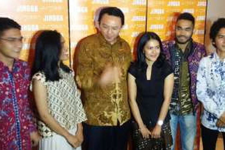 Gubernur DKI Jakarta Basuki Tjahaja Purnama (Ahok) bersama sutradara dan para pemain film Jingga di Djakarta Theatre, Jakarta Pusat, Jumat (4/3/2016) malam.