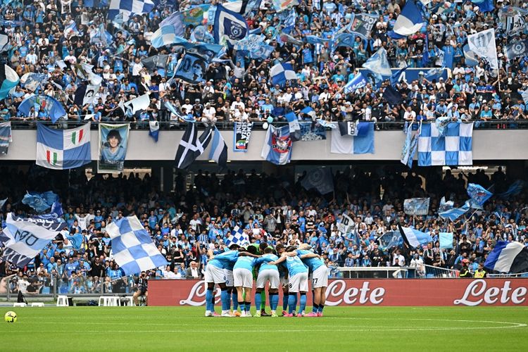 Para pemain Napoli bersatu di depan suporter yang bersorak sebelum pertandingan Serie A Liga Italia antara Napoli vs Salernitana pada 30 April 2023 di Stadion Diego-Maradona di Naples.