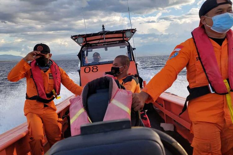 Tim SAR gabungan melakukan pencarian korban kapal karam di perairan Pulau Moyo, NTB.