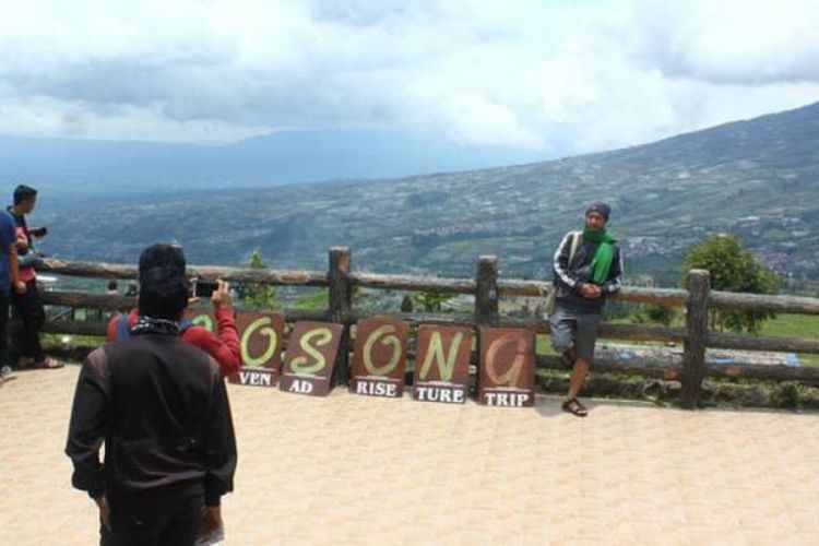 Wisatawan menikmati keindahan alam dari Obyek Wisata Alam Lembah Posong, di Desa Tlahab, Kecamatan Kledung, Kabupaten Temanggung, Jawa Tengah, Jumat (10/2/2017). Kawasan di lereng Gunung Sindoro tersebut, menawarkan keindahan alam lembah Gunung Sindoro-Sumbing dari ketinggian. Obyek wisata yang dirintis pemerintah desa dan warga setempat tersebut semakin terkenal setelah banyak yang mengunggah swafoto mereka melalui media sosial.