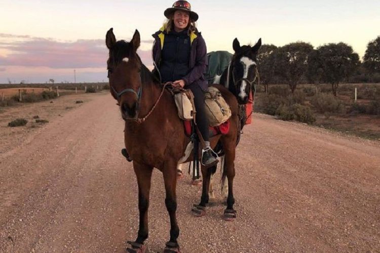 Stef Gebbie, seorang wanita 27 tahun yang menjadi viral setelah berkuda melintasi 4.500 di Australia demi menghindari tekanan hidup.