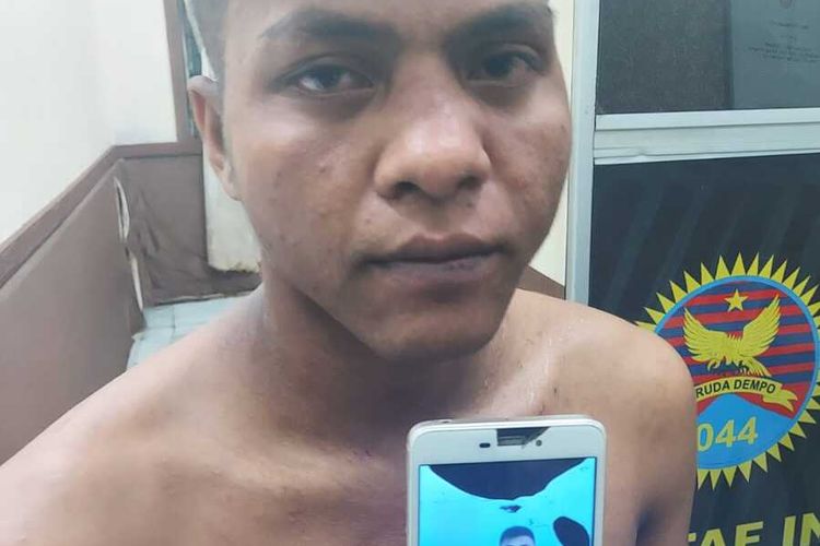 Amroli Santoso (22) pemuda asal Tanjung Enim, Kecamatan Lawang Kidul Kabupaten Muara Enim, Sumatera Selatan yang mengaku sebagai anggota TNI gadungan lantaran ingin gagah dan memiliki kekasih.