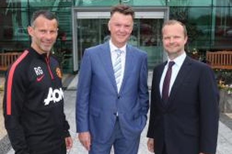 Manajer anyar Manchester United, Louis van Gaal (tengah) bersama Ryan Giggs dan Ed Woodward di Carrington, Rabu (16/7/2014).