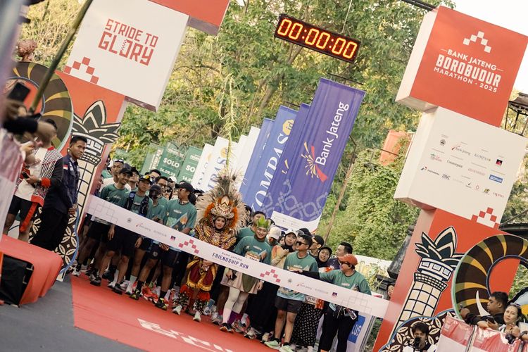 Momen menjelang flag off Bank Jateng Friendship Run 2025 di Taman Sriwedari Kota Surakarta, Jawa Tengah, Minggu (14/11/2025).
