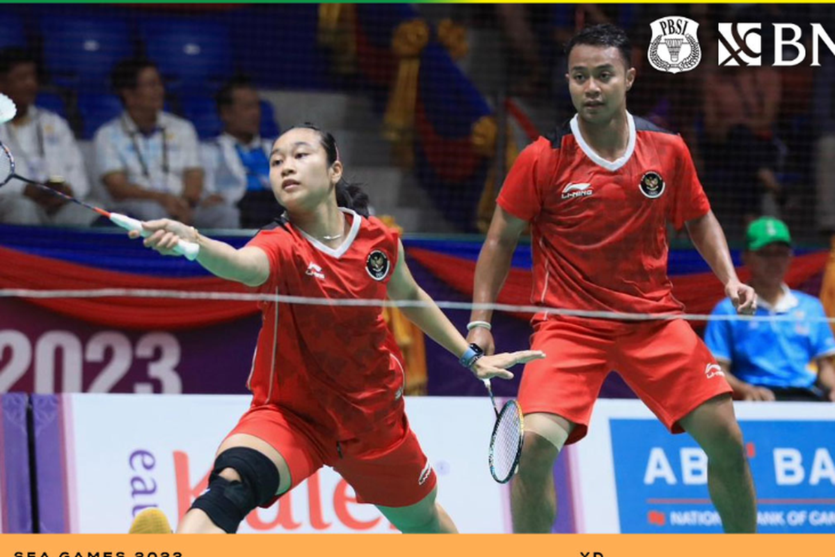 Pebulu tangkis ganda campuran Indonesia, Rehan Naufal Kusharjanto (kanan) dan Lisa Ayu Kusumawati, saat tampil dalam perempat final nomor perorangan SEA Games 2023 di Kamboja, Minggu (14/5/2023). Rehan/Lisa kalahkan wakil Filipina dan lolos ke semifinal. Selanjutnya, Rehan/Lisa akan berjuang pada final bulu tangkis SEA Games 2023, Selasa (16/5/2023).