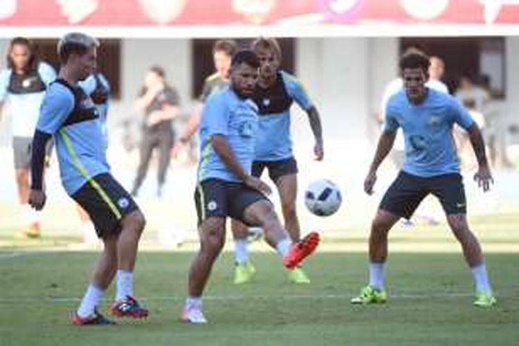 Penyerang Manchester City, Sergio Aguero (tengah) berlatih di Shenzhen,  China pada Rabu (27/7/2016), jelang tampil di International Champions Cup melawan Borussia Dortmund.