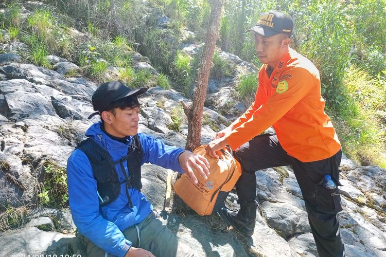 Personel Basarnas mengevakuasi seorang pelajar yang tersesat saat mendaki Gunung Agung di Kabupaten Karangasem, Provinsi Bali, Minggu (18/8/2024).