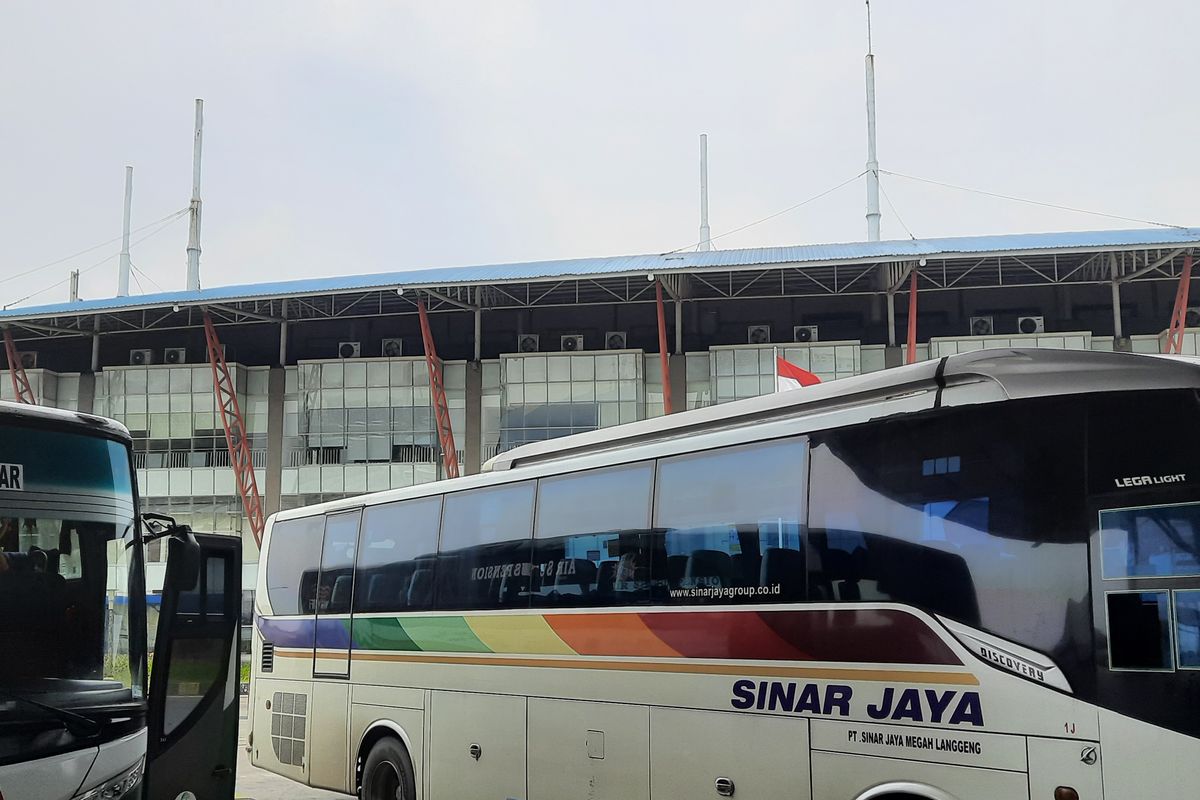 Bus-bus yang akan berangkat dari Terminal Terpadu Pulo Gebang, Jakarta Timur. Foto diambil pada Selasa (14/4/2021).