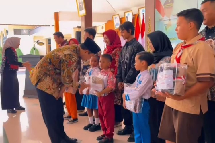 Pemkab Wonogiri membagikan seragam sekolah gratis bagi belasan ribu siswa-siswi baru jenjang SD-SMP. Penyerahan secara simbolis seragam sekolah gratis dilakukan Bupati Wonogiri Joko Sutopo di Pendapa Rumah Dinas Bupati Wonogiri, Jawa Tengam Jumat (1/11/2024).