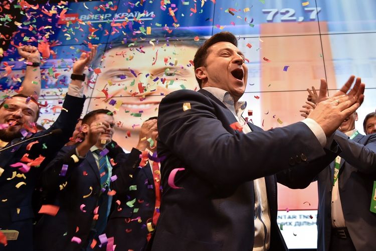 Komedian sekaligus bintang Ukraina Volodymyr Zelensky bereaksi setelah hasil exit poll memenangkan dirinya sebagai presiden Minggu (21/4/2019).