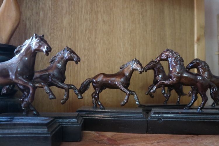 Contoh souvenir ukiran kuda khas Kuningan, hasil karya souvenir ukiran kayu Saung Kreatif Kharisma Alam, Kuningan , Jawa Barat.
