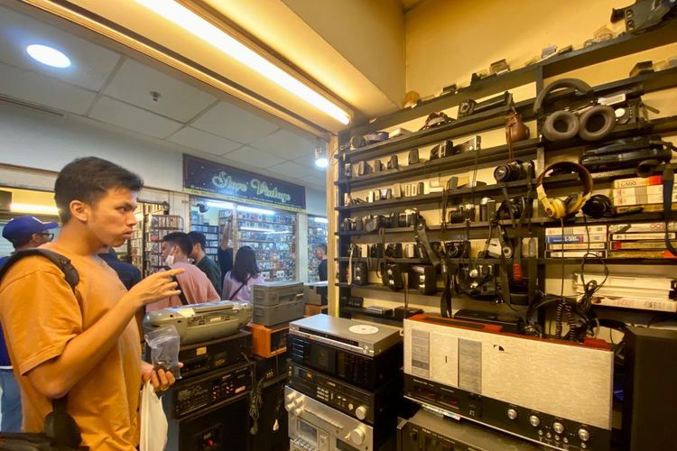 Pengunjung yang sedang mencari alat musik jadul di pasar musik Blok M Square, Jakarta Selatan. 