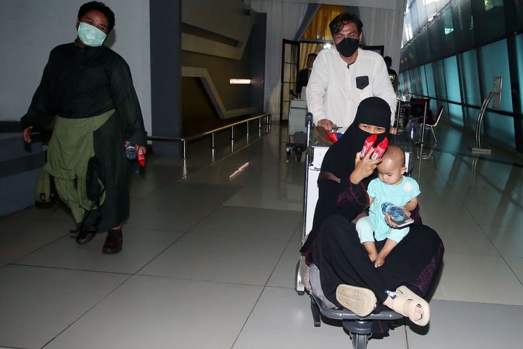 Sejumlah Warga Negara Indonesia (WNI) tiba dari Sudan di Terminal 3, Bandara Soekarno-Hatta, Tangerang, Banten,  Jumat (28/02/2023). Pemerintah memulangkan 385 WNI yang terdiri dari 248 perempuan dan 137 laki-laki yang terdampak konflik bersenjata Militer Pemerintah Sudan dan Milisi Rapid Support Force (RSF).