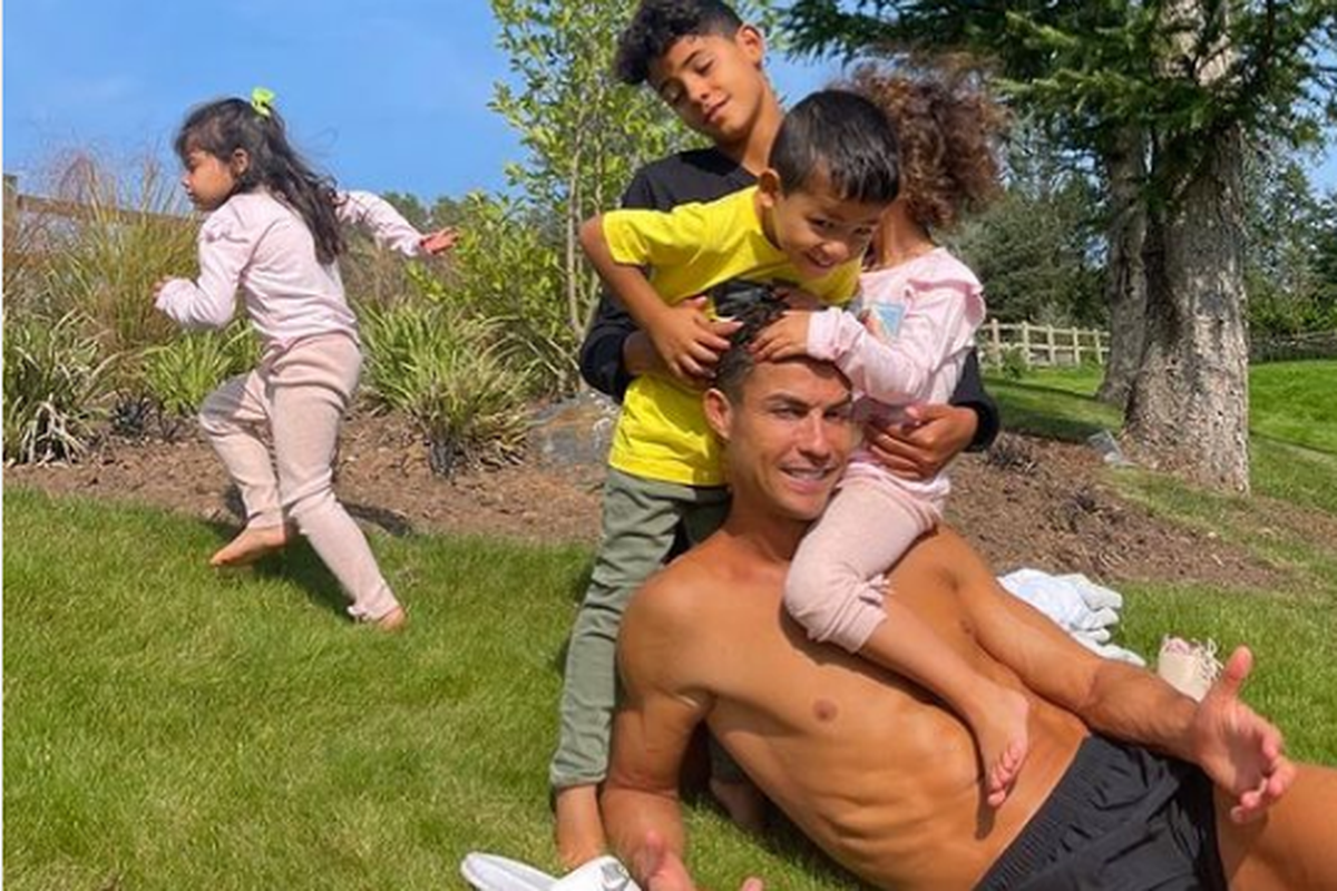 Salah satu foto yang dibagikan Cristiano Ronaldo di akun Instagramnya, di mana dia berpose bersama keempat anaknya, ketika tengah menikmati liburan di Kota Manchester, Inggris.