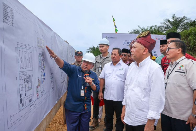 MenKopUKM, Teten Masduki meninjau acara peletakan batu pertama (Ground Breaking) pembangunan pabrik kelapa sawit dan minyak makan merah di KUD Sumber Makmur, Desa Bukit Gajah, Kabupaten Pelalawan, Provinsi Riau, Jumat (12/7).