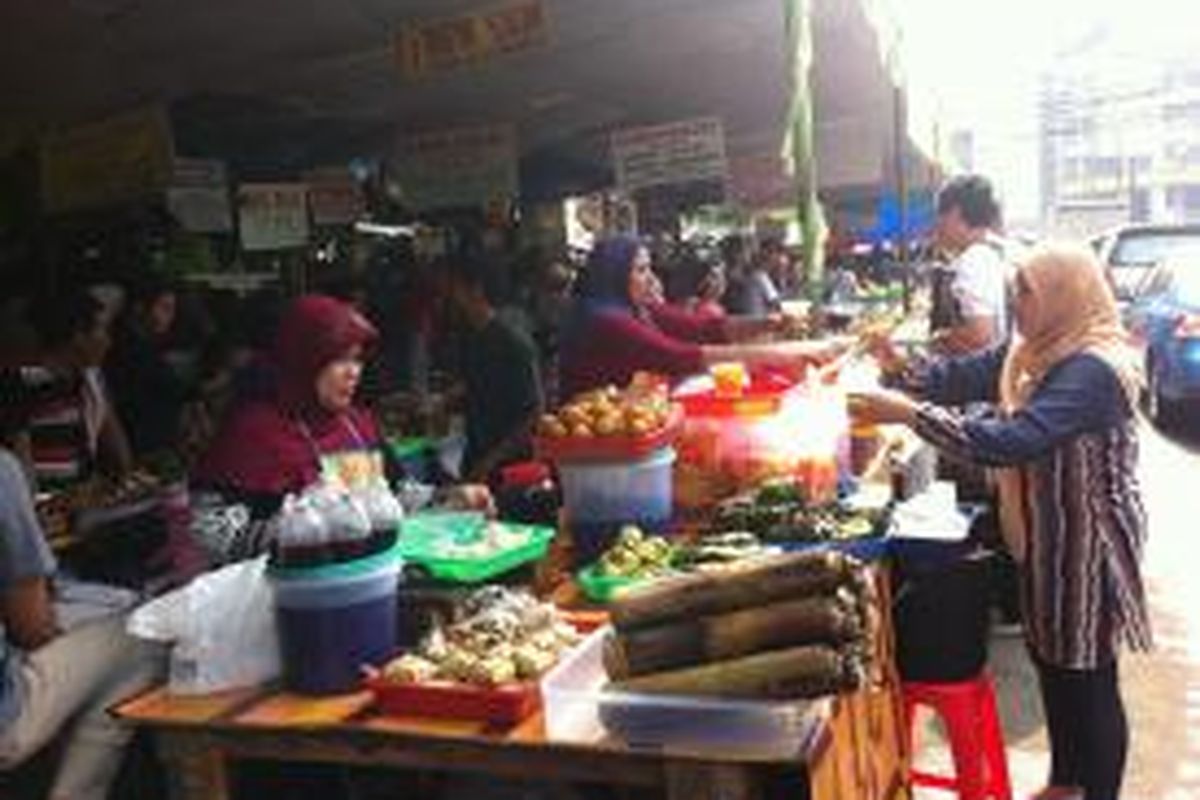 Pedagang menjajakan dagangannya berupa hidangan untuk berbuka puasa di depan Pasar Bendungan Hilir, Kamis (11/7/2013)