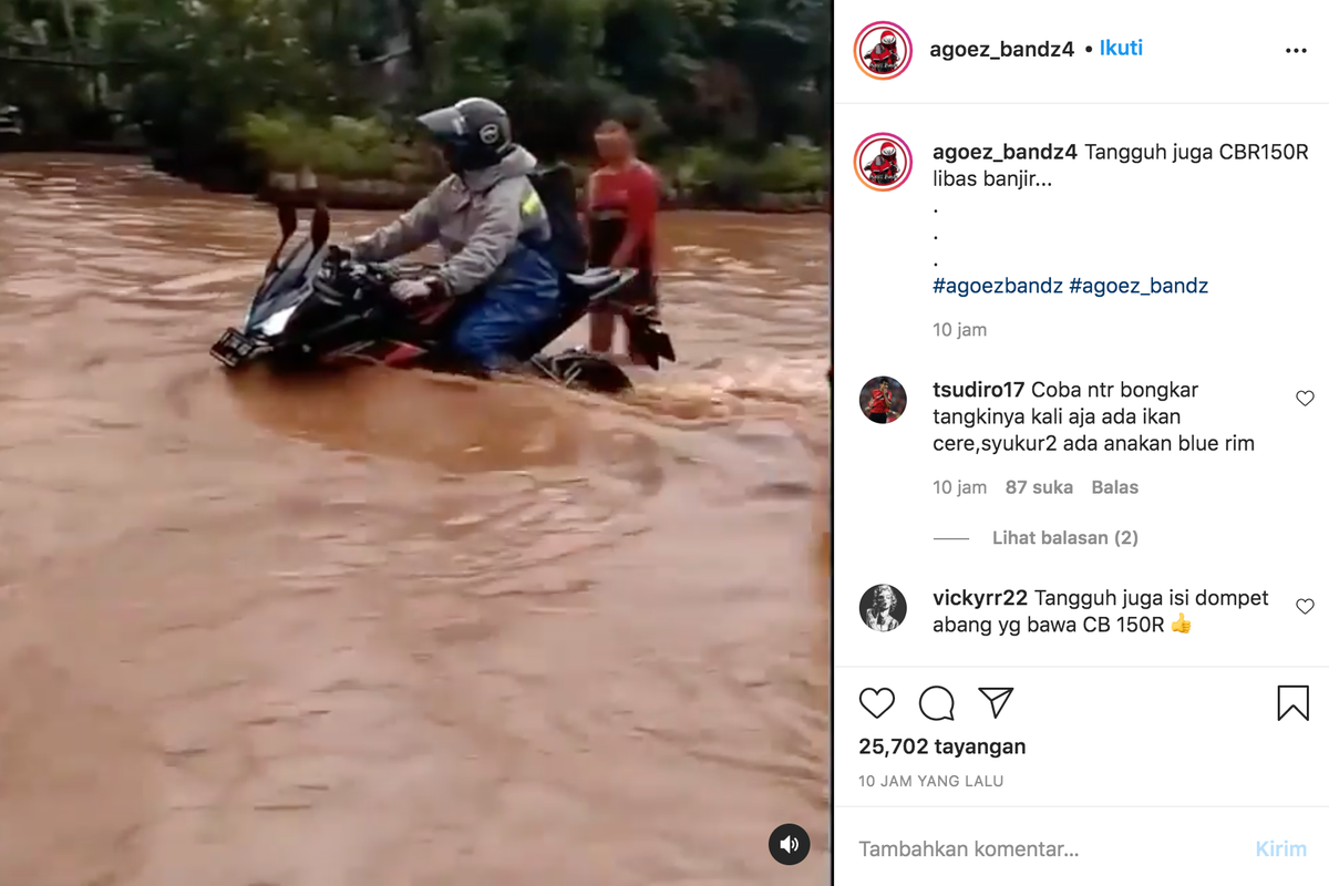 Pemotor nekat terabas banjir