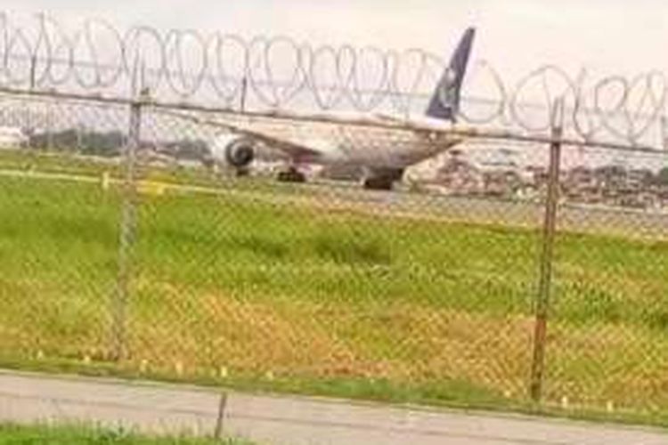 Pesawat milik Saudia Airlines berada di salah satu sudut bandara Ninoy Aquino, Manila setelah diduga menjadi korban pembajakan.