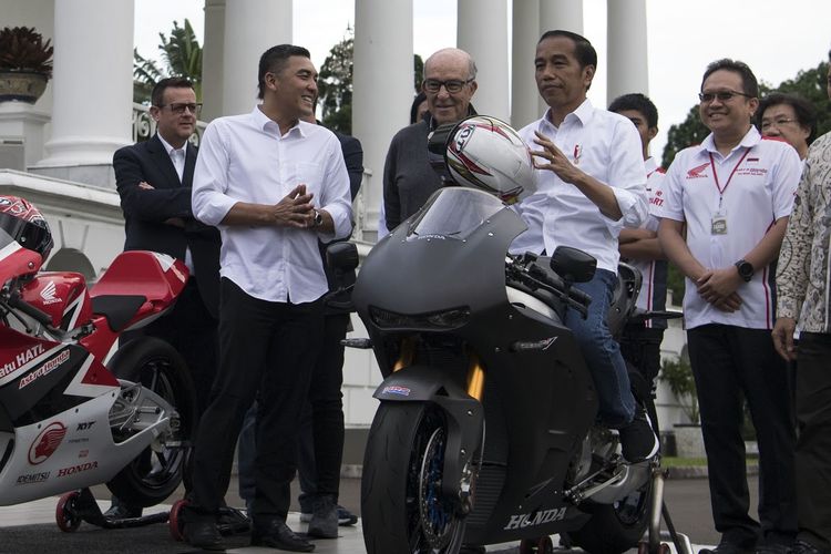 Pertemuan Jokowi dengan Ezepelete di Ruang Garuda, Istana Kepresidenan, Bogor, Jawa Barat, itu tak hanya membicarakan rencana pembangunan sirkuit Mandalika, tapi juga tiga motor balap pabrikan Honda. Jokowi bahkan sempat menunggangi salah satu motor balap yang dibawa. 