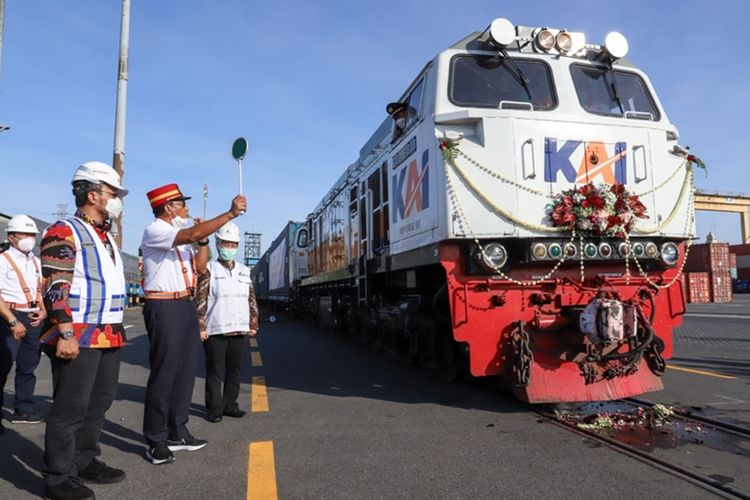 PT KAI meresmikan perjalanan kereta api barang peti kemas dengan rangkaian 10 gerbong berkapasitas 20 twenty-foot equivalent units (TEUs) dari Pelabuhan Tanjung Perak, Surabaya menuju Stasiun Pasoso, Jakarta, Kamis (3/6/2021).