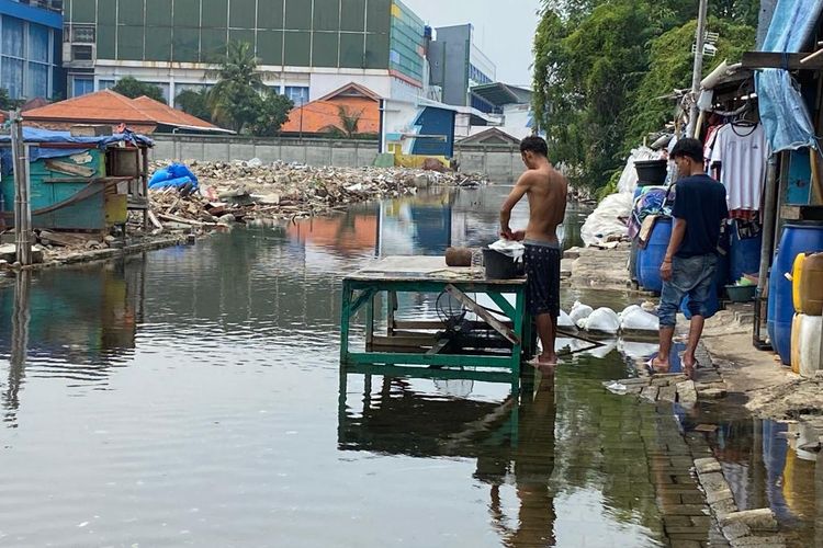 Warga di Muara Baru, Penjaringan, Jakarta Utara terpaksa beraktivitas di tengah genangan air laut yang rembes ke daratan. Tak jarang, mereka memanfaatkan ikan-ikan kecil yang hidup di genangan itu untuk dijual kembali kepada pengepul.  