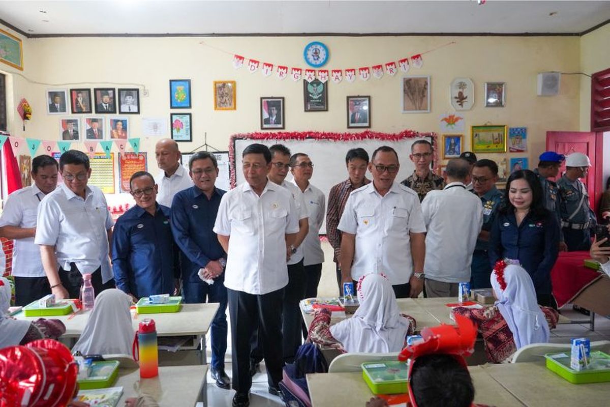 Ketua Dewan Pertimbangan Presiden (Wantimpres) Wiranto mengapresiasi skema pelaksanaan program Makan Bergizi Gratis (MBG) di Kota Cilegon, Banten, Rabu (21/8/2024). 