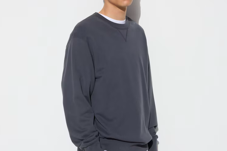 Sweater laki-laki dari merek Uniqlo, rekomendasi sweater branded yang berkualitas. 