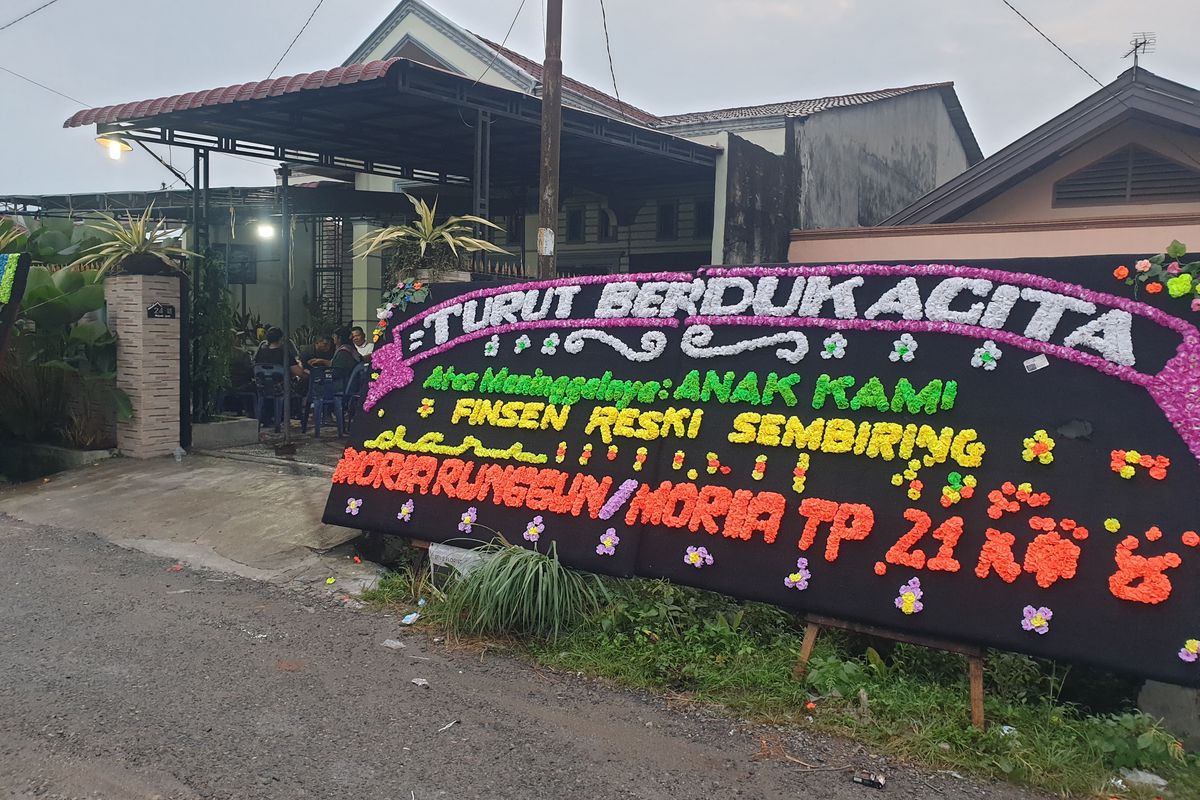 Suasana duka menyelimuti rumah duka RFS (27) di Jalan Besar Sedap Malam III B, Kecamatan Medan Selayang, Kota Medan, pada Sabtu (8/2/2025). RFS adalah WNI yang tewas karena kecelakaan helikopter di Malaysia. 