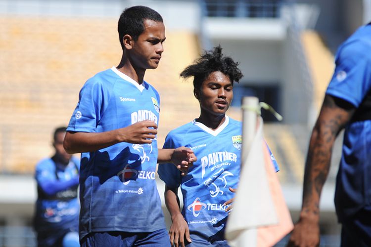 Pemain Persib U-19, Ardi Maulana, menjalani sesi latihan bersama tim senior Persib di Stadion Gelora Bandung Lautan Api (GBLA), Kota Bandung, Kamis (27/8/2020).