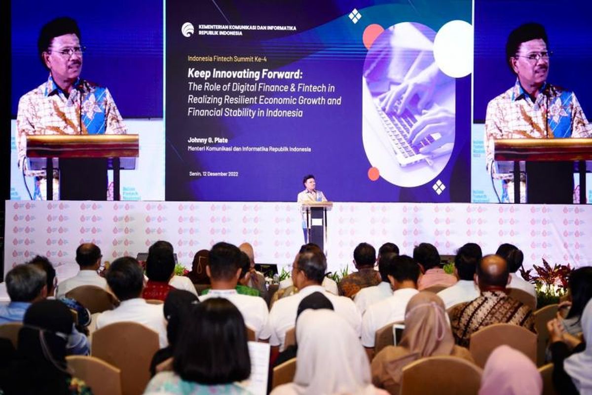 Menkominfo Johnny G. Plate dalam Closing Ceremony 4th Indonesia Fintech Summit dan Bulan Fintech Nasional 2022 di Yogyakarta, Senin (12/12/2022). 

