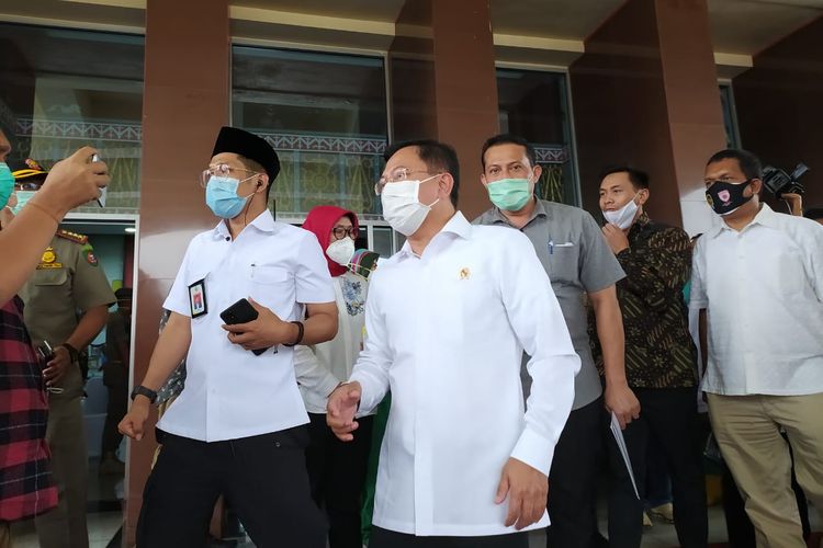 Menteri Kesehatan Terawan Agus Putranto meninggalkan Kantor Gubernur Maluku usai menghadiri pertemuan dengan Gubernur Maluku dan memberikan keterangan kepada wartawan di kantor gubernur Maluku, Senin (6/7/2020)