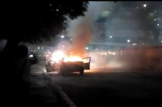 Sebuah Mobil Terbakar di Kuningan