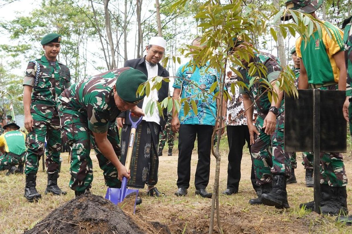 Panglima Kostrad (Pangkostrad) Letjen TNI Maruli Simanjuntak bersama pejabat Pemerintah dan Forkopimda Kabupaten Karawang melaksanakan kegiatan penanaman 10.000 pohon dan lepasliarkan satwa langka dilindungi di Detasemen Pemeliharaan Daerah Latihan (Denharrahlat) Kostrad Sanggabuana, Karawang, Jawa Barat. Kamis (23/11/2023).