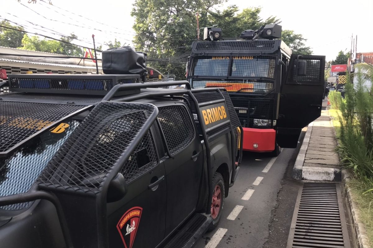 Kendaraan taktis berupa water cannon milik Korps Brimob disiagakan di pertigaan Jalan Madrasah-Ampera, Ragunan, Pasar Minggu, Jakarta Selatan pada Senin (4/1/2021) pagi.