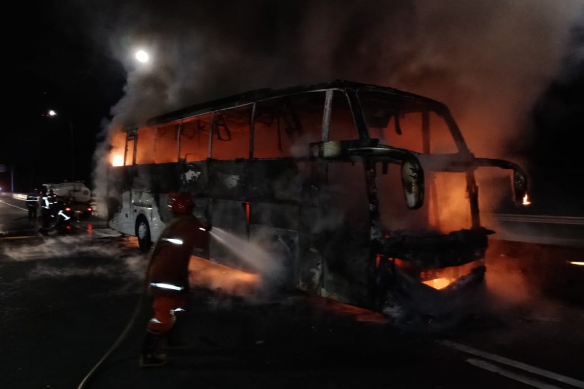 Sebuah bus terbakar di Jalan tol Jagorawi, Jakarta Timur, Selasa (27/10/2020)