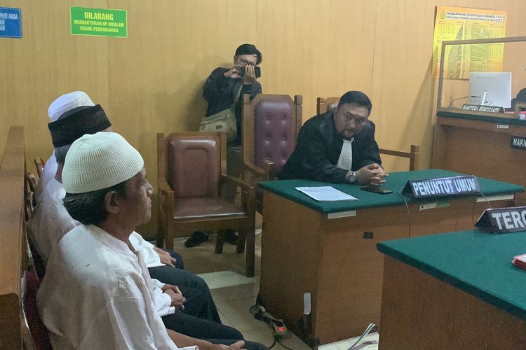 Sidang tuntutan kasus pembunuhan berencana Wowon Erawan (60), Solihin alias Duloh (65), dan Dede Solehudin (35) kembali ditunda untuk yang keempat kalinya. Jadwal semula, tuntutan bagi tiga terdakwa seharusnya dibacakan jaksa penuntut umum (JPU) di Pengadilan Negeri (PN) Bekasi hari ini, Senin (18/9/2023). Namun, ditunda menjadi pekan depan, Senin (25/9/2023).