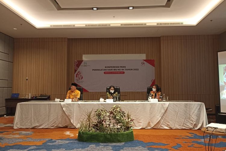 Menteri Pemberdayaan Perempuan dan Perlindungan Anak (PPPA) Bintang Puspayoga (tengah) menjelaskan Peringatan Hari Ibu (PHI) ke-94 di Bengkulu, Pulau Sumatera, Selasa (20/12/2022). 